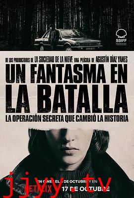 她行走于黑暗中