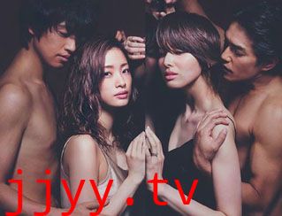 进球如麻、奋力拼搏的女孩